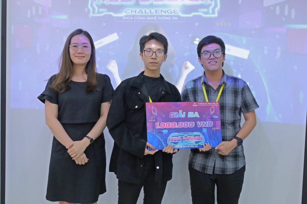 Nhóm sinh viên đạt giải ba cuộc thi
