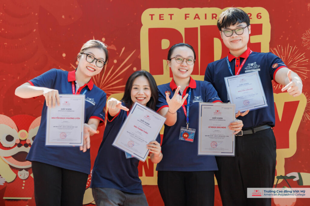 Các bạn sinh viên Việt Mỹ lưu giữ những khoảnh khắc đáng nhớ tại Lễ Vinh danh Sinh viên “02 Tốt”