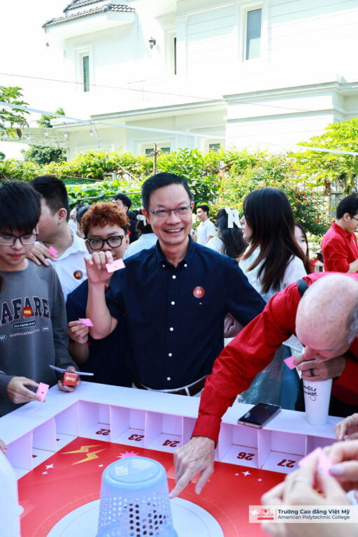 Hoạt động Lucky Draw mang đến nhiều phần quà ý nghĩa, góp phần “mở bát” năm mới đầy may mắn cho sinh viên Việt Mỹ