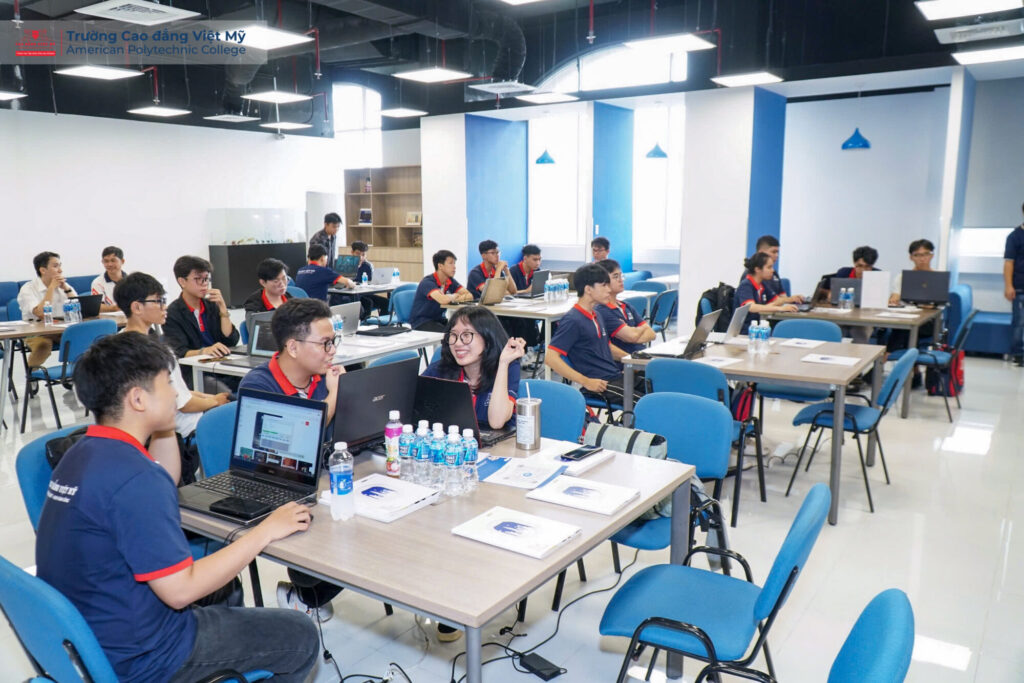 Khuyến khích sinh viên chủ động, mạnh dạn và tự tin bước vào môi trường làm việc chuyên nghiệp