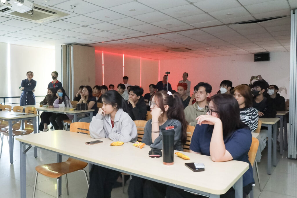 Sinh viên Cao đẳng Việt Mỹ tìm hiểu cơ hội việc làm ngành thiết kế đồ họa qua talkshow thực chiến.