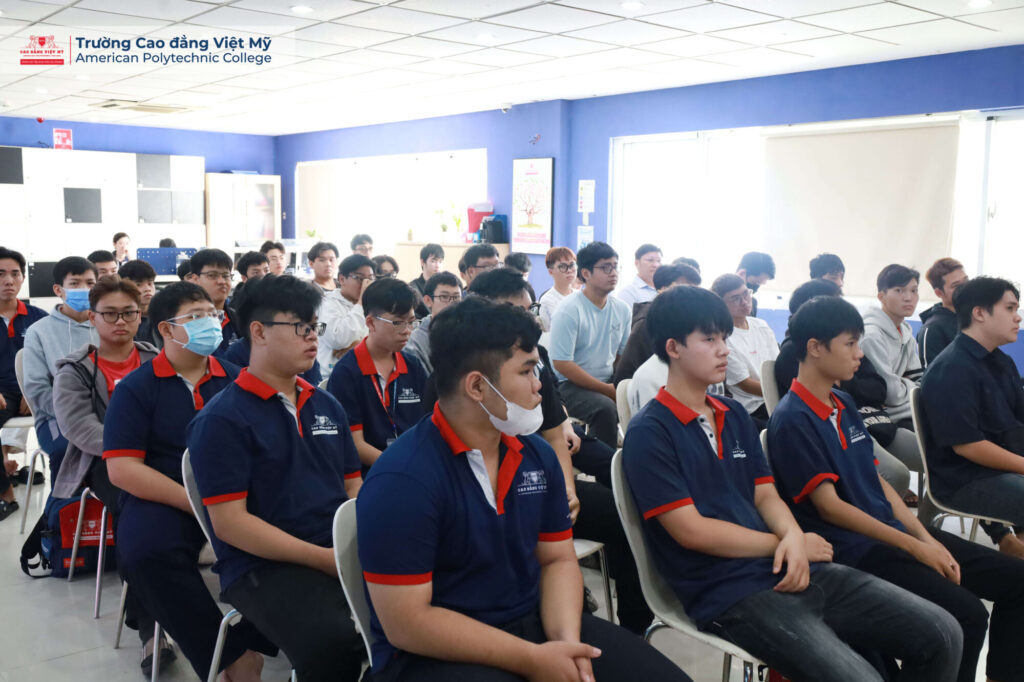 Cơ hội làm việc trong lĩnh vực kinh doanh ô tô và phụ tùng ô tô với các bạn sinh viên đang theo học ngành Công nghệ kỹ thuật Ô tô