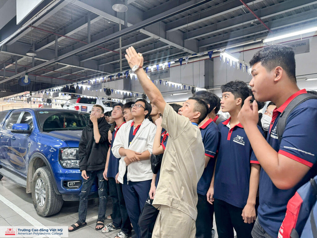 Sinh viên Việt Mỹ tham quan khu vực dịch vụ sửa chữa, học hỏi về quy trình bảo dưỡng và các dịch vụ sửa chữa xe ô tô