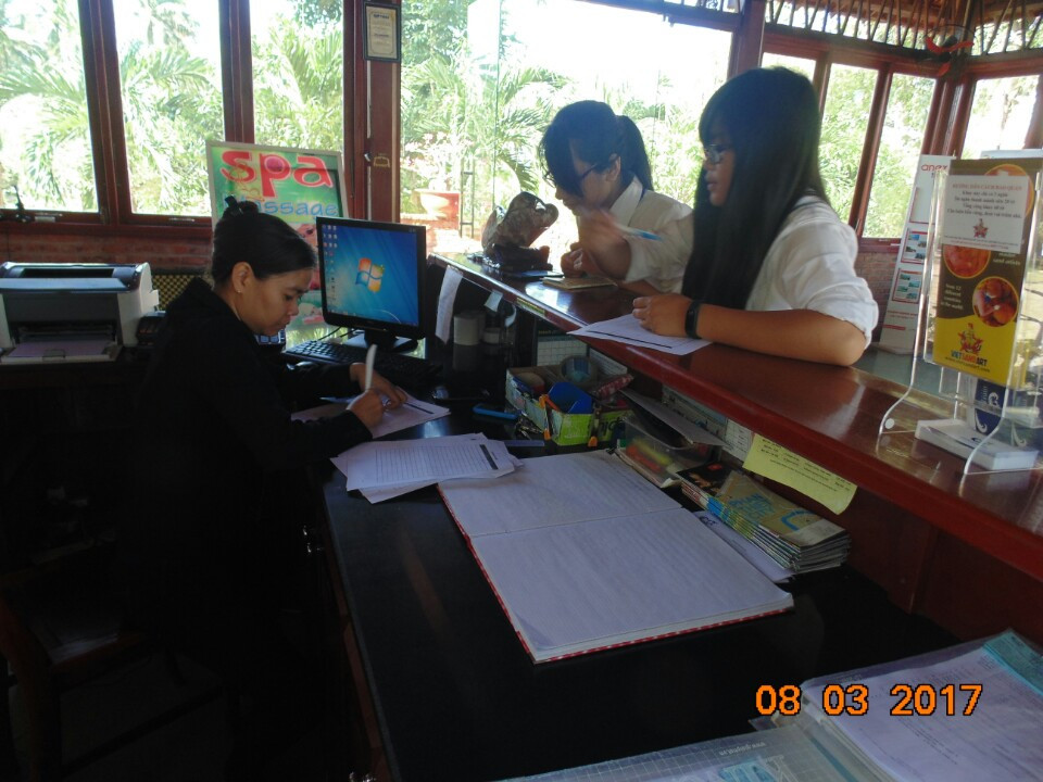 Sinh viên được hướng dẫn thực hiện các thủ tục lưu trú tại Resort Little Paris